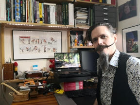 Jag vid skrivbord med laptop, Rick Oâ€™Shay, Tintin och Fantomen i bakgrunden