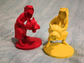 TvÃ¥ statyetter av Abdallah, emirens son i Tintin och det svarta guldet, hÃ¥llandes en tigermask.  Statyetterna Ã¤r likadana utom att den ena Ã¤r gul och den andra Ã¤r rÃ¶d.