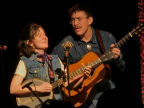 Alicia Jardine spelar banjo och Max Tellving gitarr