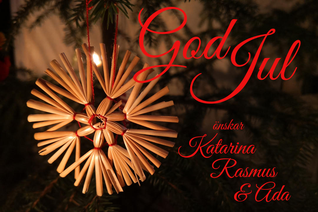 God Jul önskar Rasmus, Katarina och Ada med en bild på en halmstjärna i en julgran