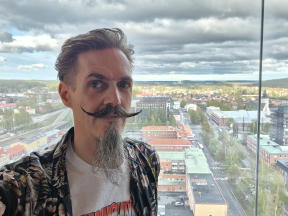 Rasmus vid ett fönster, utanför syns östra Skellefteå uppifrån